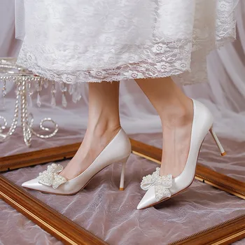 Selyem Esküvői Cipő Sarka Új Pearl Bowknot Hegyes Talpig Fehér Menyasszonyi Cipő Szivattyúk Nő Stiletto Magas Sarkú Cipők